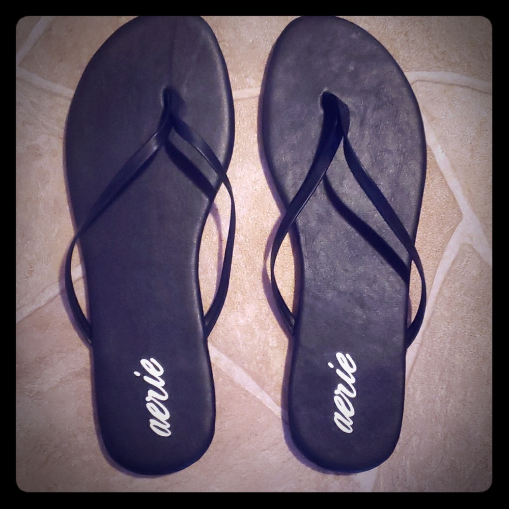 NWOT size 10 black Aerie flip flops